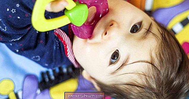 Причинява ли зъбите на бебето да повръща?