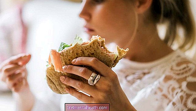 Je nutkavé stravování před obdobím normální? - poruchy příjmu potravy