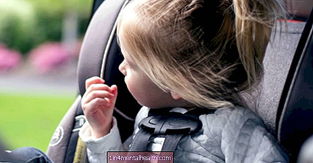 Când poate un copil să stea pe scaunul din față al unei mașini?